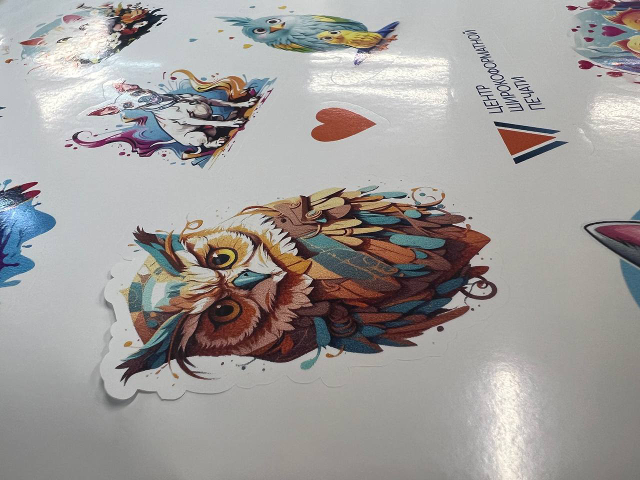 Стикеры. Широкоформатная печать на виниловой пленке, обработка рулонным плоттером