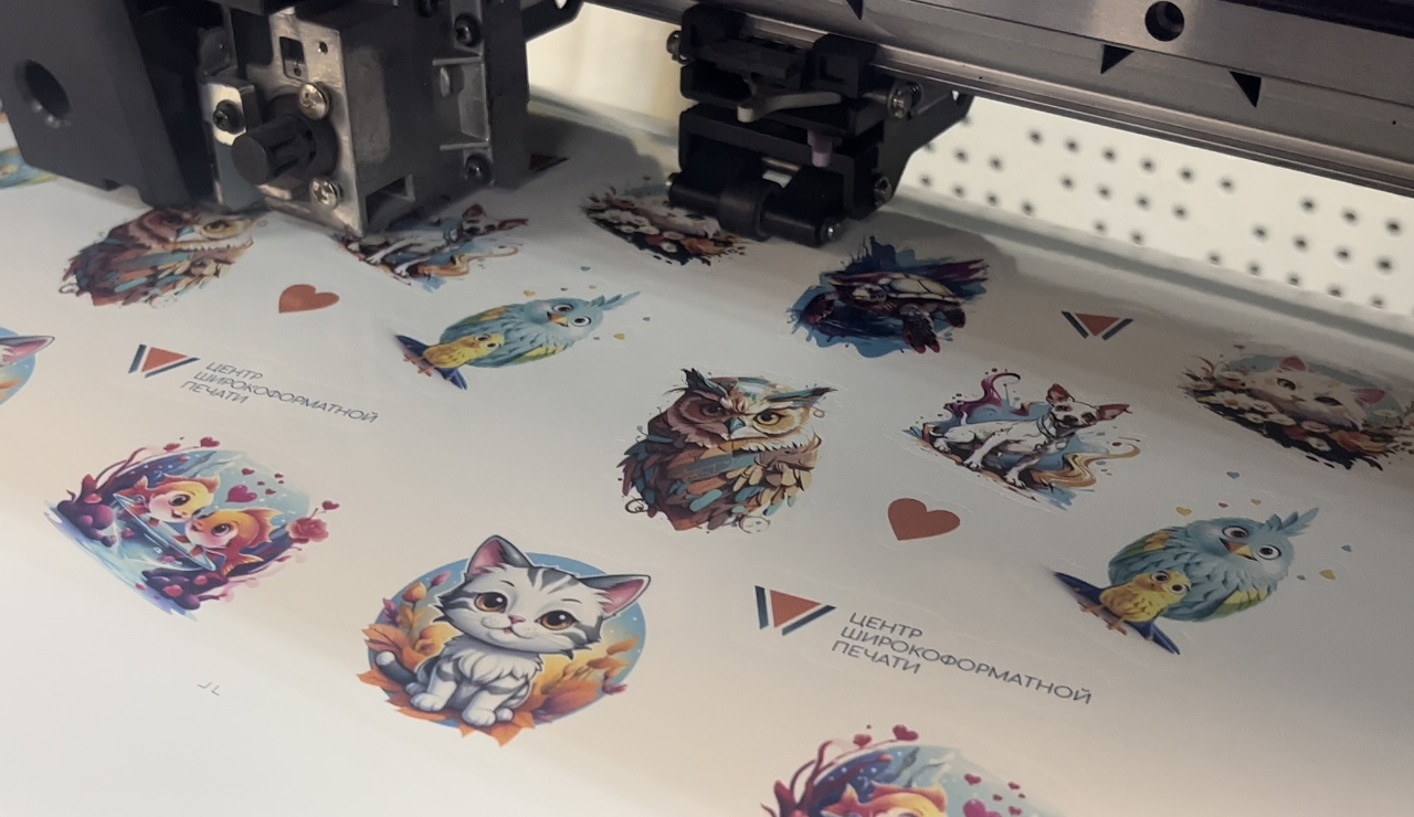Обработка готовых отпечатанных стикеров на рулонном плоттере. Прорезается верхний слой двухслойной самоклеющейся пленки для удобного отделения стикера от основы