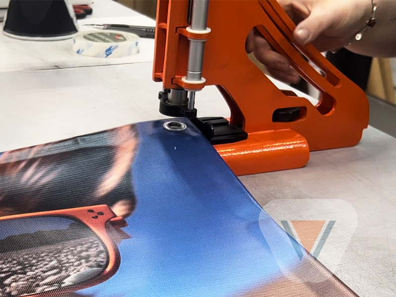 Для баннеров делаем сварку краёв и установку люверсов